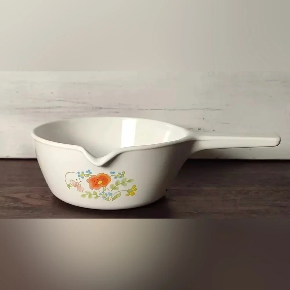 Vintage Corningware Dish holds 2.5 cups